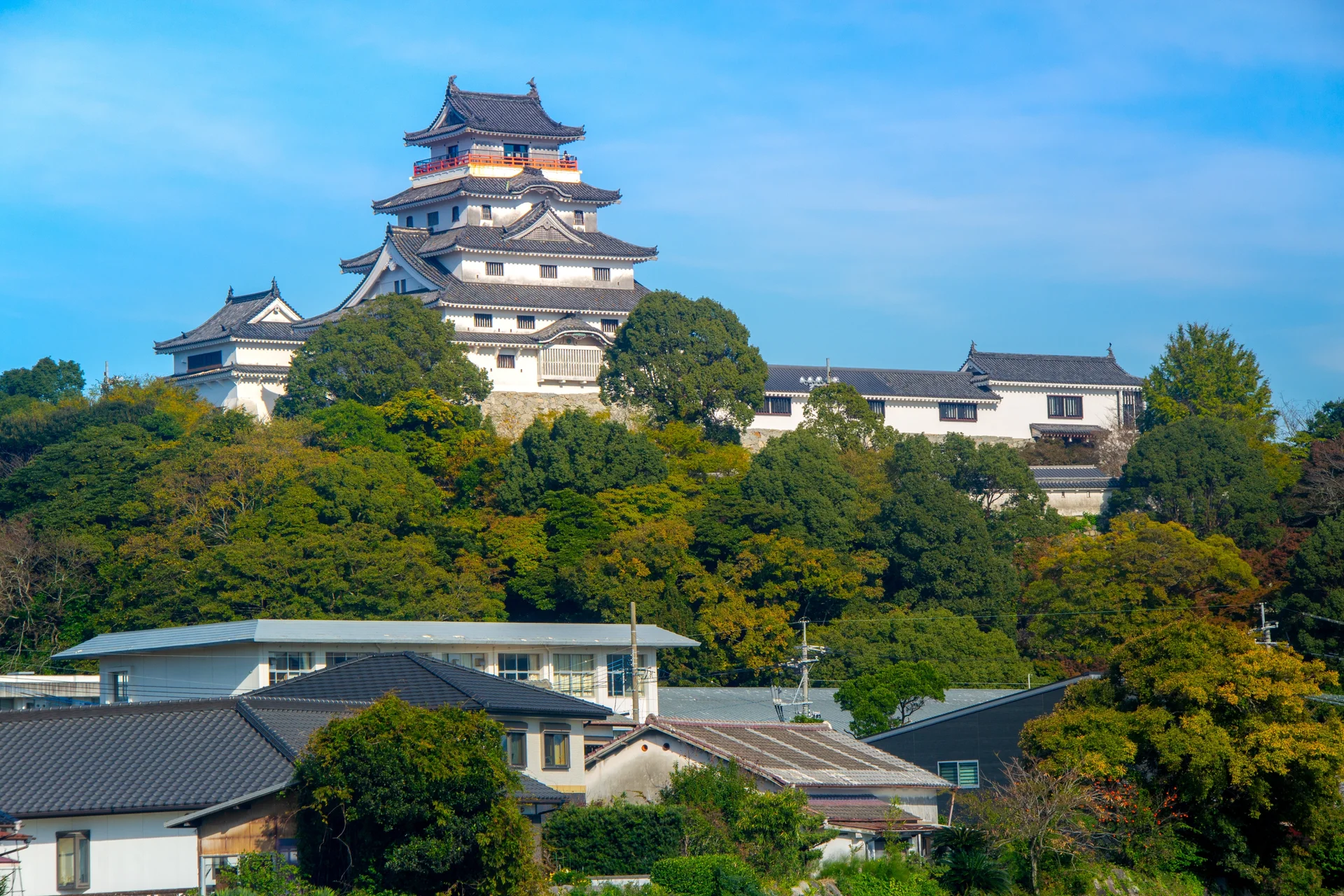 Узнаете истории репатриации в Майдзуру и полюбуетесь бухтой с панорамной площадки над побережьем